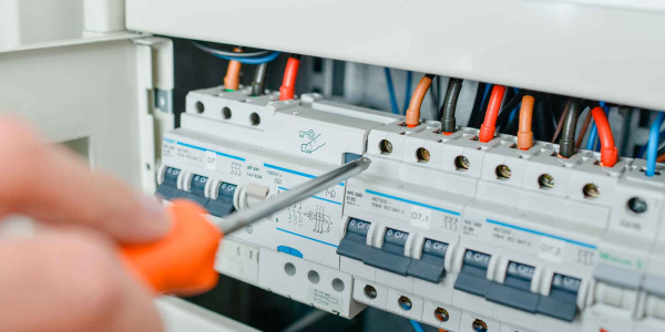 Electricistas Industriales · Instaladores Alta / Baja Tensión en Barcelona · Integración de sistemas de control SCADA para monitoreo remoto