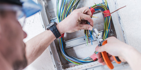 Electricistas Industriales · Instaladores Alta / Baja Tensión en Barcelona · Reemplazo de cables, disyuntores, fusibles y contactores desgastados