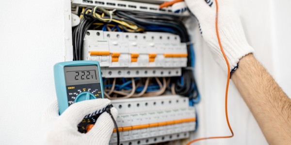 Electricistas Industriales · Instaladores Alta / Baja Tensión en Barcelona · Diagnóstico y reparación de motores eléctricos y generadores